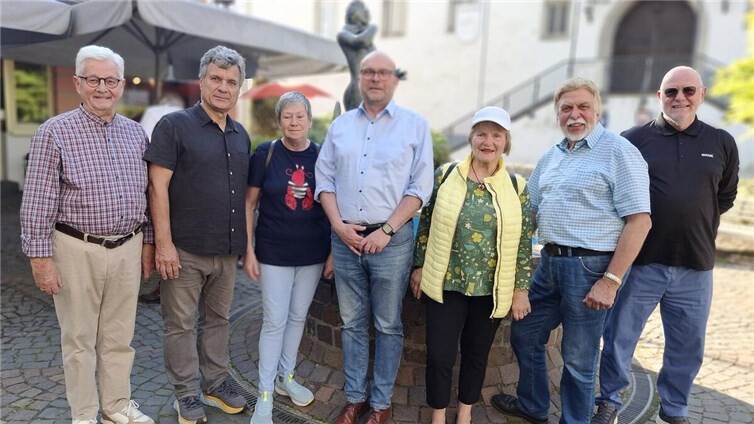 Zu einem Gruppenfoto versammelten sich die Mitglieder der Fair Trade Steuerungsgruppe auf dem Burgplatz vor dem Strünzerbrunnen. Von links: Hans-Joachim Schmitz, Thomas Kemper, Maria Zimmermann, Stefan Betzing, Brigitte Teubler-Köhler, A.-Peter Gillrath, Didi Pörzgen. Beim Fototermin verhindert waren Ulrich Runkel, Janine Petit, Florian Augst und Benjamin Christen.