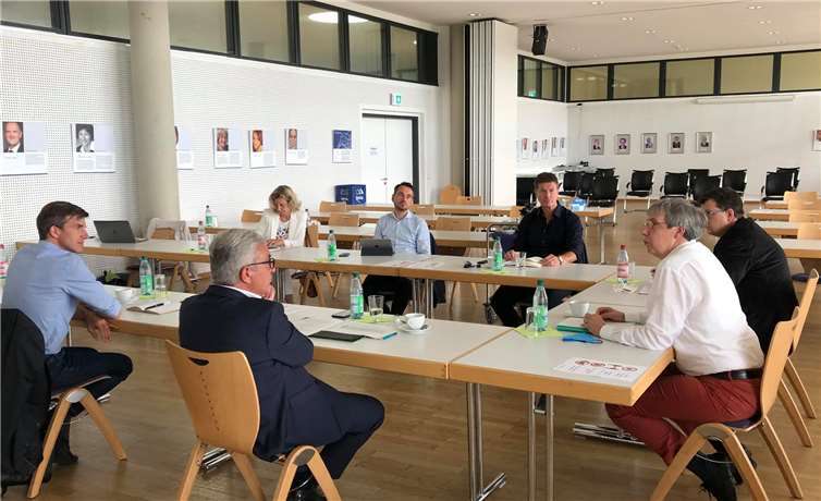 Zu einem Hintergrundgespräch trafen sich Oberbürgermeister David Langner, Dr. Anna Köbberling und Roger Lewentz sowie Detlev Pilger, Prof. Dr. May-Britt Kallenrode, Prof. Dr. Stefan Wehner, Constanze Juchem-Grundmann und Prof. Henning Pätzold. Foto: privat