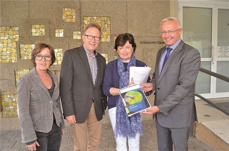 Zu einem Informationsaustausch besuchte der Bundestagsabgeordnete Erwin Rüddel (2.v.l.) kürzlich das Neuwieder Kreisgesundheitsamt. privat