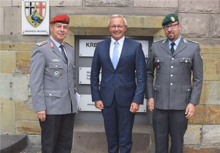 Zu einem Informationsaustausch trafen sich Landrat Achim Hallerbach, Oberst Erwin Mattes, Kommandeur des Landeskommandos Rheinland-Pfalz und der Leiter des Kreisverbindungskommandos, Oberstleutnant der Reserve Stephan Emonds in Neuwied. Hauptinhalte waren gegenseitige Berührungspunkte und mögliche Ebenen der Zusammenarbeit im Bereich des Katastrophen- und Zivilschutzes. fFoto: privat