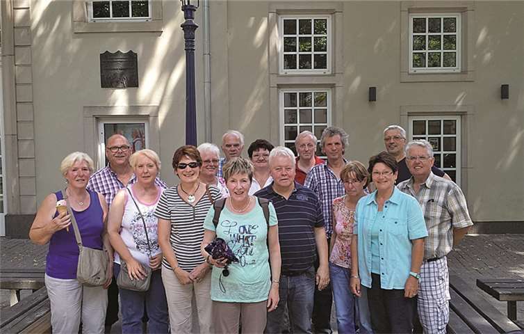 Zu einem Jahrgangstreffen der Geburtsjahrgänge 1948 bis 1952 trafen sich Ehemalige Schülerinnen und Schüler der Volksschule Waldorf jetzt in Köln. privat