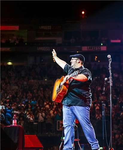 Zu einem Mitsingkonzert lädt Björn Heuser am 8. Mai in Linz ein. www.monsterpics.de