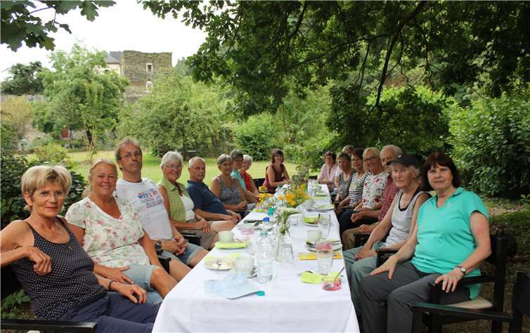 Zu einem Oasentag kamen Ehrenamtliche aus der Sterbe- und Trauerbegleitung zusammen, um selbst einmal Kraft zu tanken. Bei einem Picknick im Schatten der Evangelischen Kirche in Altwied ließen sie diesen Tag ausklingen.Hospizverein