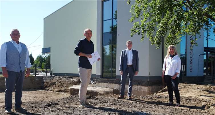 Zu einem Ortstermin trafen sich (v.l.) Hans-Peter Schmitz (Leiter des Amtes für Schule und Sport), Planer Volker Michalowicz (Berghaus+Michalowicz), der zuständige Dezernent der Stadt, Beigeordneter Ralf Seemann, und Jeanette Herpel (Amt für Immobilienmanagement).Foto: Stadtverwaltung