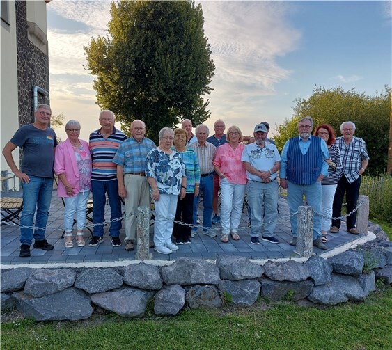 Zu einem Sommerfest trafen sich die „Alten Alten Herren“ des SV Ochtendung kürzlich am Alten Ochtendunger Bahnhof. Viele gute Gespräche machten den Abend so kurzweilig, dass sich alle eine regelmäßige Wiederholung wünschten. Quelle: Sportverein 1919 Ochtendung e. V.