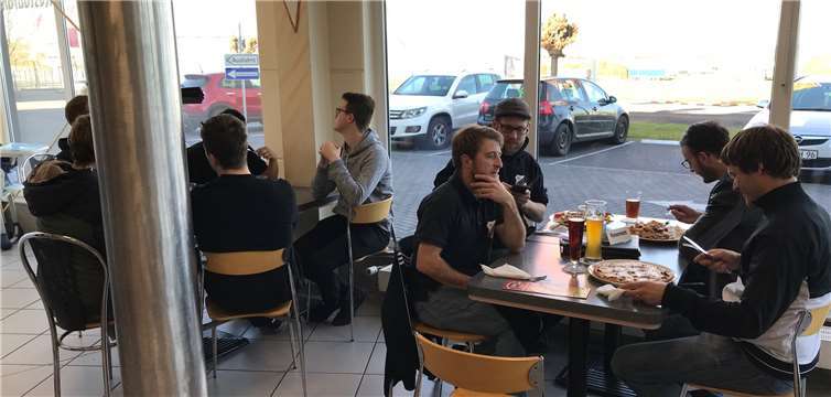 Zu einem gemeinsamen Essen und lockeren Gespräch traf sich die erste Mannschaft im Centro-Treff Bistro. privat