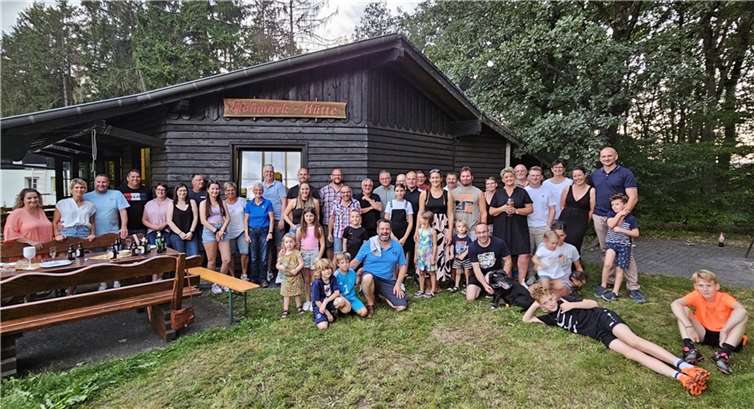 Zu einem gemeinsamen Fest für alle Helfer, Unterstützer, Förderer und Gönner des alljährlichen Weihnachtsmarktes in der Eifelgemeinde, traf man sich kürzlich auf dem örtlichen Sportplatz. Foto: TE