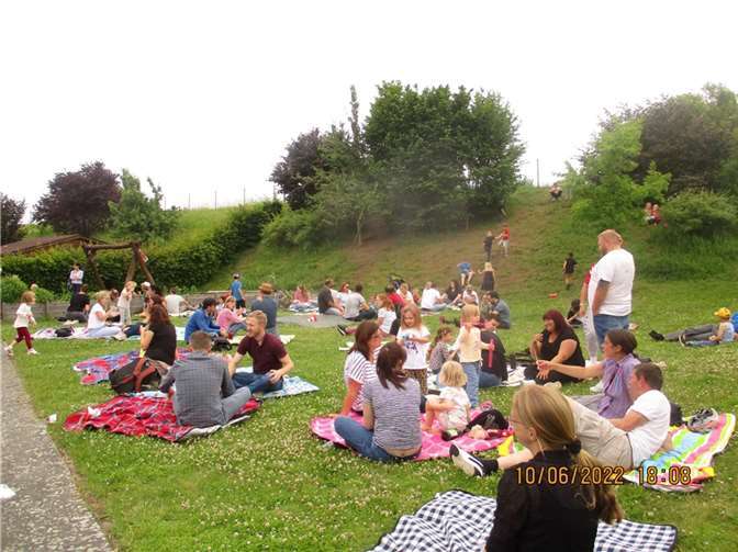 Zu einem gemütlichen Picknick traf man sich auf der Wiese des Außengeländes der Kita Schillerstraße.  Quelle: VG Weißenthurm
