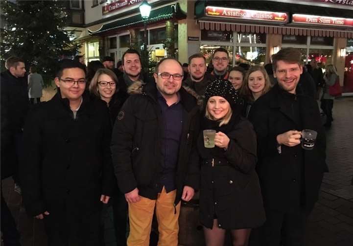 Zu einem geselligen Jahresabschluss trafen sich die Mitglieder der Jungen Union auf dem Koblenzer Weihnachtsmarkt.  privat