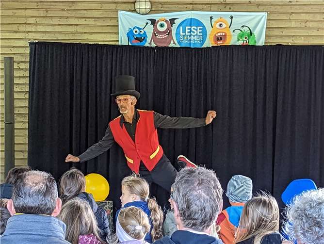 Zu einem geselligen Nachmittag traf man sich in der Grillhütte Bonefeld, wo Herr Prekär eine kurzweilige Mitmach-Zauber-Variete-Show zum Besten gab. Foto: privat