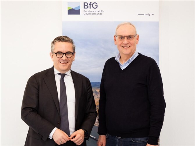 Zu einem informativen Austausch zur Zukunft der Gewässerforschung trafen sich Thorsten Rudolph und BfG-Präsident Dirk Schwardmann (re.).