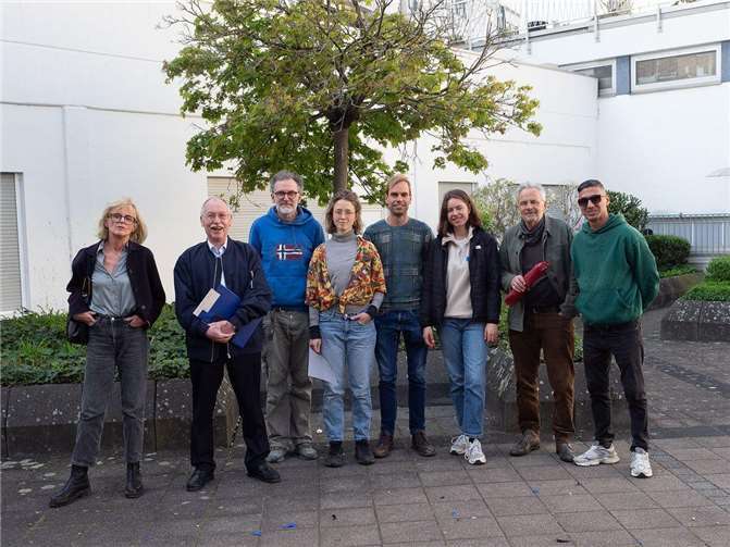 Zu einem informellen Treffen zwischen Studenten der Hochschule für Gesellschaftsgestaltung und Mitgliedern des Arbeitskreises Altengraben kam es bei einem Ortstermin im Kaltenhof. Foto: privat