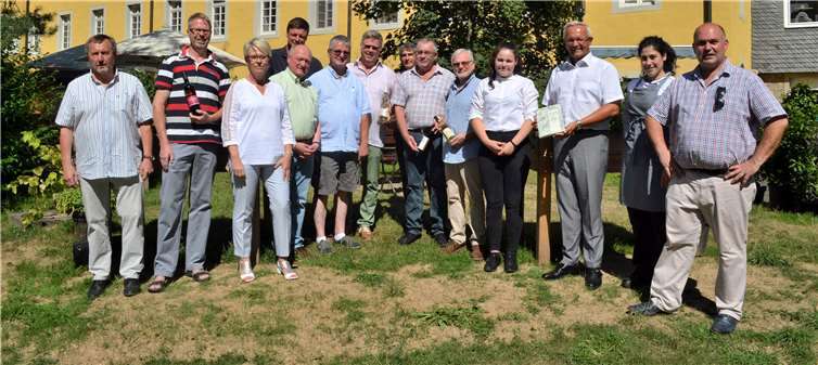 Zu einem intensiven Arbeitsgespräch trafen sich die WeinSteigWinzer aus Leutesdorf, Uwe Steininger, Chef der Klostergastronomie Marienthal, Landrat Michael Lieber (Altenkirchen), Bürgermeister a.D. Rainer Buttstedt (Hamm/Sieg), sein Nachfolger Dietmar Henrich und die engagierten Mitarbeiterinnen der Klostergastronomie mit dem Neuwieder Landrat Achim Hallerbach, um unter anderem die Räumlichkeiten für die geplante „Weinbotschaft“ zu besichtigen und in die konkrete Planung einzusteigen. Foto: Kreisverwaltung Neuwied