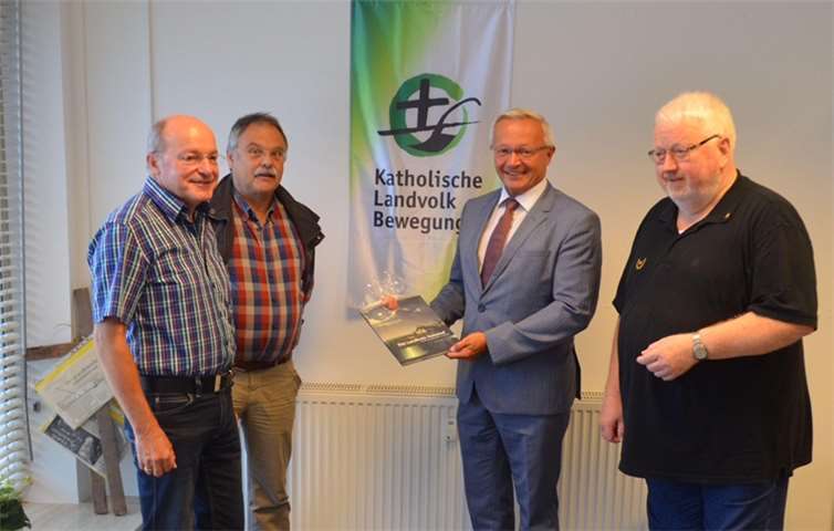 Zu einem intensiven und konstruktiven Meinungsaustausch trafen sich die Repräsentanten der KLB Katholischen Landvolkbewegung mit dem neuen Landrat des Kreises Neuwied, Achim Hallerbach. Sie vereinbarten die Zusammenarbeit zum Thema „Stärkung des ländlichen Raumes“ und wollen damit Elemente einer perspektivischen Entwicklung intensivieren.Kreisverwaltung Neuwied