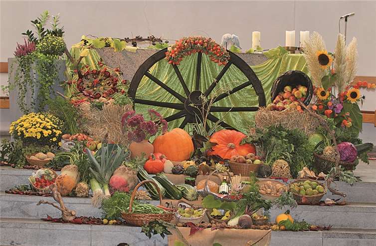 Zu einem reichlich geschmückten Altar hielten die Frauen ihre Messe. privat