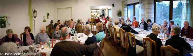 Zu einem stimmungsvollen, adventlich-weihnachtlichen Treffen hatte die Seniorengemeinschaft 60 plus Rengsdorfer Land eingeladen. Foto: Horst Bodzian