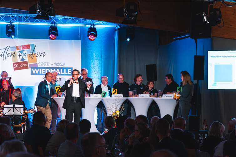 Zu einem unterhaltsamen Quiz zur Wiedhalle traten nicht nur die Vereinsvertreter auf der Bühne an. Der ganze Saal beteiligte sich über „eVoting“ mit ihren Handys an dem von Manuel Walkenbach moderierten Quiz.