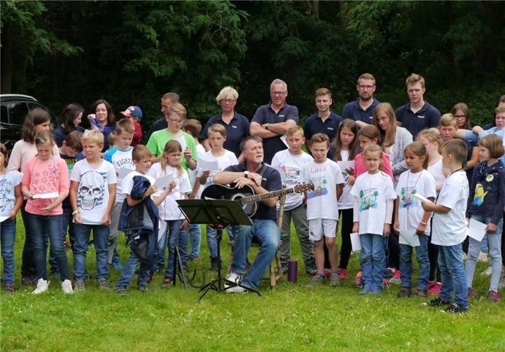 Zu einem zünftigen Ferienlager gehören natürlich auch Gitarrenspiel und Lieder unter freiem Himmel.