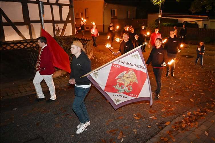 Kirmestreiben im Höhenort Zu einer Herbstkirmes gehört als Auftakt ein richtiger Fackelzug. Fotos: RASCH