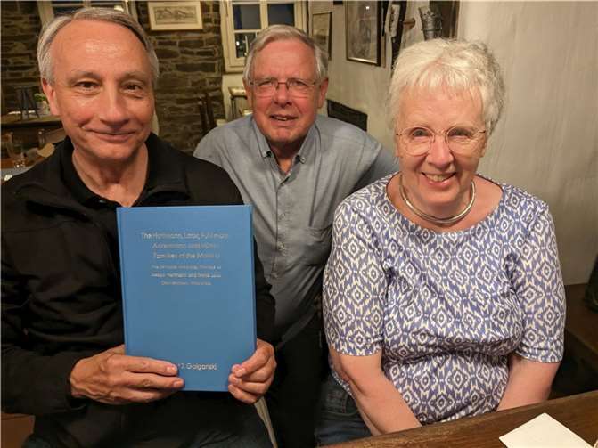 Zu einer Weinprobe und einem Abendessen in Alken, an denen auch Manfred Rüttgers und Ursula Buchholz, Autorin verschiedener Familienbücher in den Verbandsgemeinden Cochem-Zell und Kaisersesch, teilnahmen, brachte Paul J. Galganski sein Buch mit, von dem ein Exemplar in der Rheinischen Landesbibliothek in Koblenz zu finden ist.  Foto: VG Maifeld/Gudrun Kosira-Schmitt