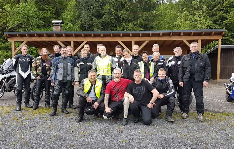 Zu einer gemeinsamen Rundfahrt trafen sich insgesamt 22 Motorradfahrer aus Dürrholz.Foto: privat