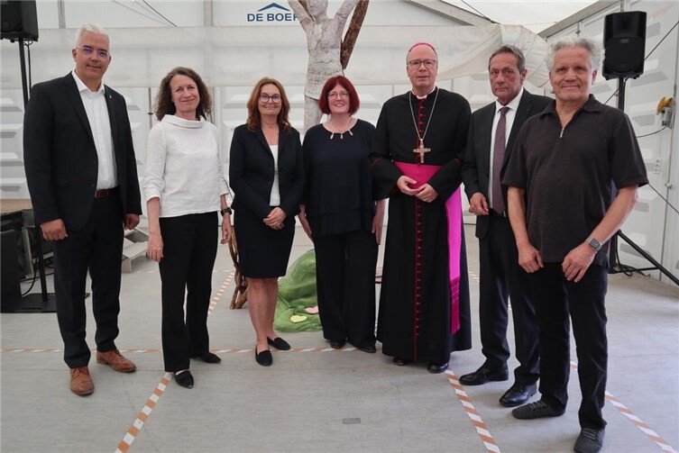Zu einer gemeinsamen Veranstaltung zum Gedenken an die Flutkatastrophe 2021 mit ökumenischem Gottesdienst hatten die Verbandsgemeinde Altenahr und die Pfarrei St. Andreas Ahreifel nach Altenburg eingeladen. Der Trierer Bischof Dr. Stephan Ackermann (Dritter v. rechts), Gemeindereferentin Manuela Kremer-Breuer (Mitte) und Matthias Grüll von der evangelischen Kirche (rechts) gestalteten die Andacht. Zuvor gab es Grußworte von Bürgermeister Dominik Gieler (links), des rheinland-pfälzischen Innenministers Achim Schwickert (Zweiter v. rechts) und Landrätin Cornelia Weigand (Zweite v. links). Zu Gast waren neben Bürgerinnen und Bürgern auch Vertreterinnen und Vertreter aus der Politik wie die Bundestagsabgeordnete Mechthild Heil (Dritte v. links).
