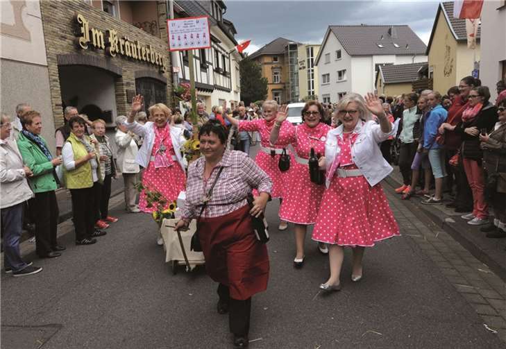 Zu einer kleinen Zeitreise luden die Walporzheimer Möhnen in ihrem Jubiläumsjahr ein.