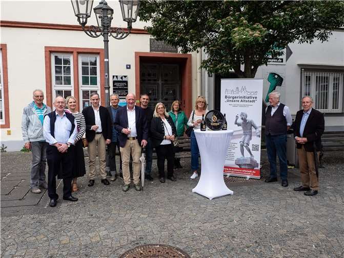 Zu einer ungewöhnlichen Geburtstagsfeier traf sich die Bürgerinitiative „Unsere Altstadt“ zusammen mit Manfred Gniffke auf dem Münzplatz. Foto: Hermann Schäfer