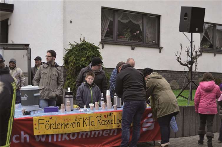 Zu festlicher Musik, die aus den Lautsprechern erklang, servierte der Förderverein des Hausener Kindergartens Rasselbande auch diesmal wieder zugunsten der Einrichtung wärmende Getränke.