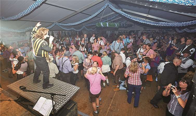 Zu fetziger Partymusik gehen die Gäste auf Tuchfühlung. Privat