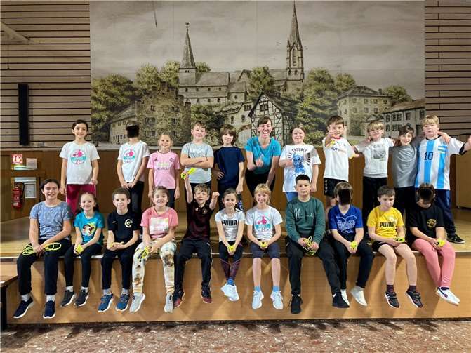 Zu flotter Musik übten die Kinder der vierten Klasse alleine, zu zweit oder in der Gruppe das Springen mit dem kurzen oder mit dem Langseil. Foto: privat
