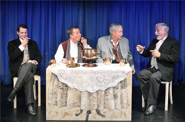 Zu fortgeschrittener Stunde kommt der Feuerzangen Zirkel auf eine glänzende Idee. Schlosstheater