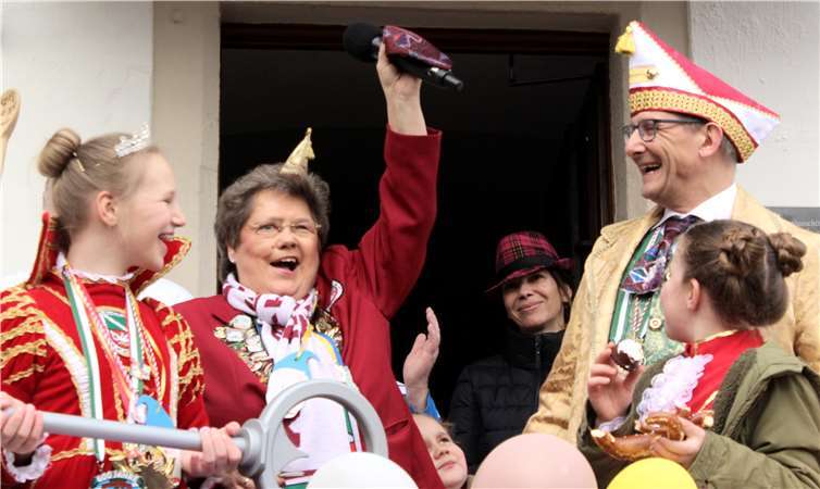 Zu früh gefreut: Entsetzt registrierte Roland Thelen, wie Karoline Laufenberg das Zeichen seiner Mannesmacht abschnitt.