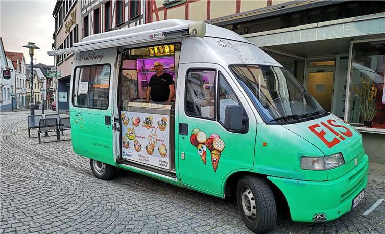 Wer schafft die längste und bunteste Steinschlange? Zu gewinnen gibt es eine exklusive Stunde kostenloses Eis des Eiswagens der Sinziger Eismanufaktur Vallazza am 5. Juli 2020.Foto: privat