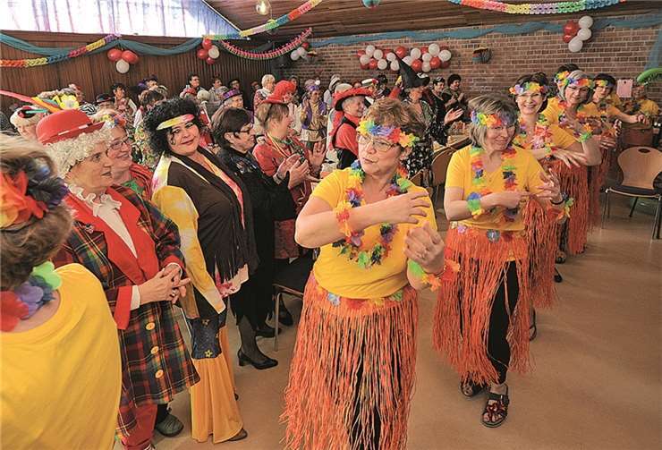 Zu hawaiianischen Klängen kamen die „Hula Girls“ auf die Bühne und stimmten auf das Motto ein. FIX