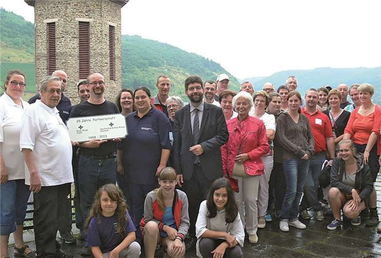 Zu ihrem 25-jährigen Partnerschafts-Jubiläum trafen sich die Mitglieder beider Rettungsorganisationen zu einer Feierstunde im Cochemer Kapuzinerkloster.  TE