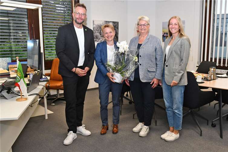 Zu ihrem Amtsantritt wurde Susanne Bartscher von Landrat Marko Boos, Büroleiterin Petra Kretzschmann sowie Verena van Beek vom „Büro Landrat“, im Kreishaus begrüßt.  Foto: Kreisverwaltung MYK/Wiebke Schaaf