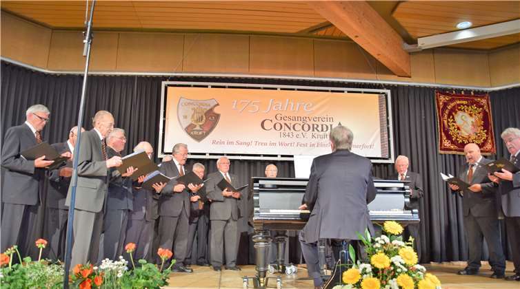 Zu ihrem besonderen Geburtstag hatten sich die Männer desGesangvereins Concordia 1843 Kruft besonders in Schale geworfen. Fotos: -UBU