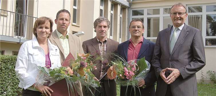 Zu je 25-jähriger Verwaltungszugehörigkeit gratulierte Landrat Rainer Kaul (r.) Kerstin Schwanbeck, Jörg Braasch und Stefan Roos (v.l.). Dieter Mees (2.v.r.) kann sogar auf eine 40-jährige Tätigkeit bei der Kreisverwaltung zurück blicken.  Privat