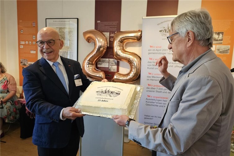 Zu jedem Geburtstag gehört eine Torte: Dieter Ohm und Rolf Engelhardt präsentierten das Prachtstück. (Foto: privat)