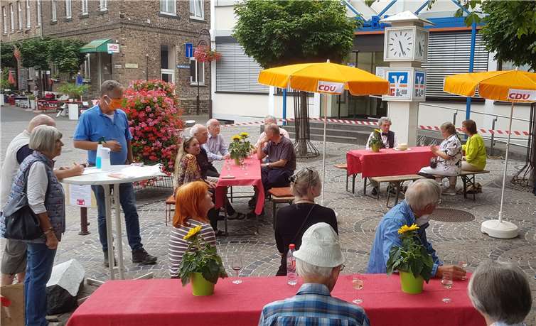 Zu kommunalpolitischen Gesprächen bei einem Glas Wein hatte die CDU Unkel eingeladen. Foto: CDU Unkel