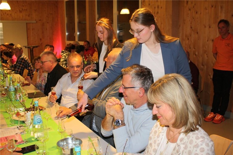 Zu leckeren Canapés mit Zutaten vom Roten Weinbergpfirsich schenkten die Weinmajestäten auch einen Pfirsich-Brand und einen Likör ein.