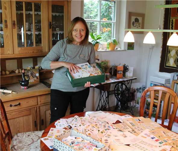 Zu schade für den Papierkorb - diese Briefmarken helfen Arbeitsplätze für Menschen mit Beeinträchtigungen in Bethel zu erhalten. Foto: privat