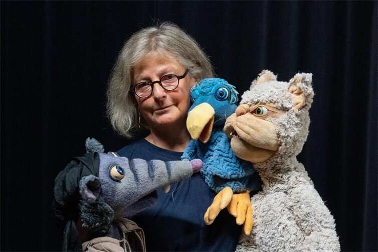 Zu sehen ist Susanne Hildebrandt mit ihren selbstgebauten Figuren für ihr Figurentheaterstück: „Paulas Katzenjammer“. Foto: Lydia Boenisch