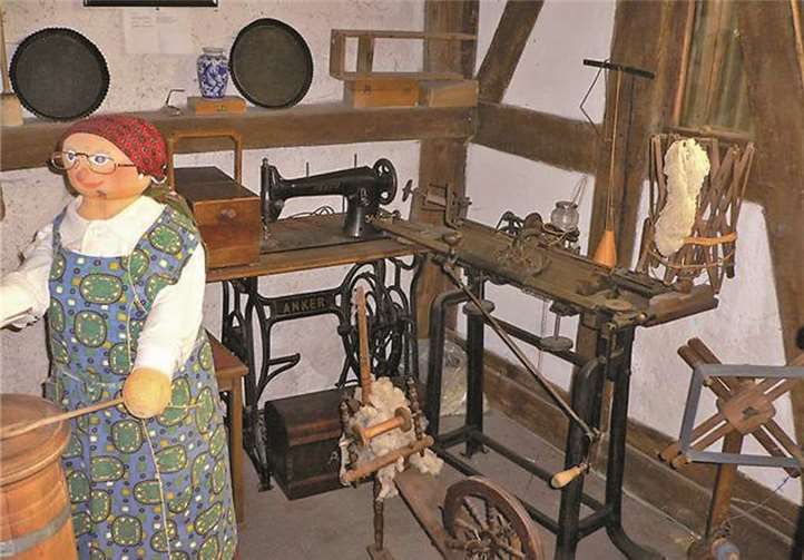 Zu sehen ist auch die Großmutter am Spinnrad, wie sie sich mechanisch bewegt und mit großer Ausdauer aus der Schurwolle das Garn spinnt. privat