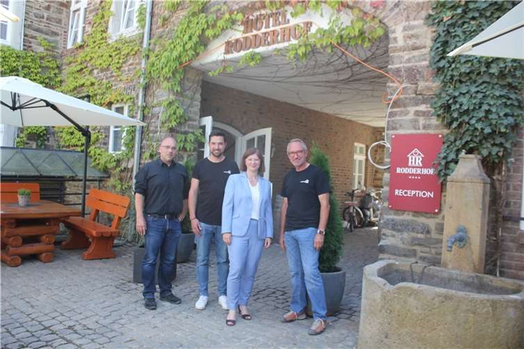 Zu sehen mit Frau Steingaß sind von links: Thomas Weimer, Leiter des Verbindungsbüros Wiederaufbau Ahrtal, Daniel und Dirk Hempen.  Foto: Verbindungsbüro