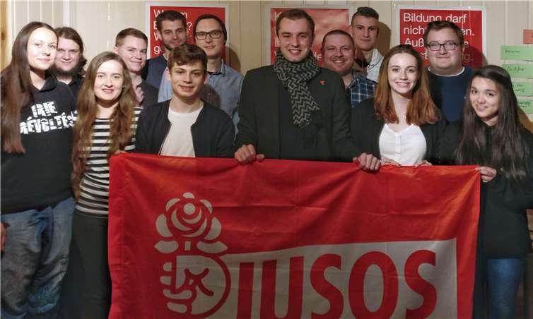 Zu sehen sind aktive, junge Menschen, die in Koblenz bei der Jugendorganisation der SPD, den Jusos Koblenz, mitarbeiten. Jusos Koblenz