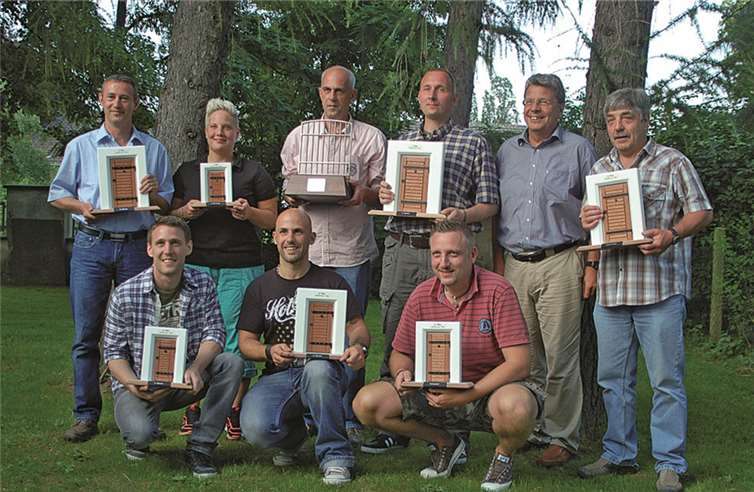 Zu sehen sind die Mannschaftsführer der einzelnen Mannschaften mit dem Anstaltsleiter, Herrn Binnenbruck. privat