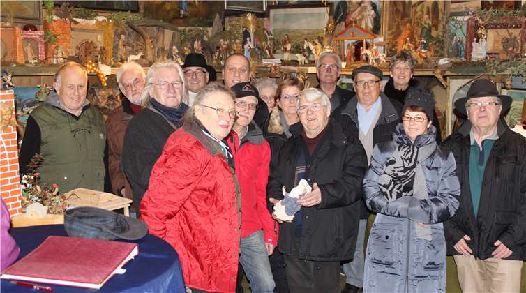 Zu sehen waren Exponate der Heiligen Familie aus Holz, Keramik, Gips, Wachs, Salzstein und sogar aus Papier.