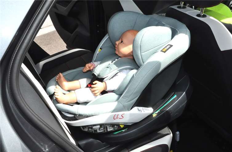 Zu sehen waren auch die neuesten, vom Gesetzgeber vorgegebenen Sitze für behinderte Kinder von sechs Monaten bis zu vier Jahren, in denen sie rückwärts gelagert sind.